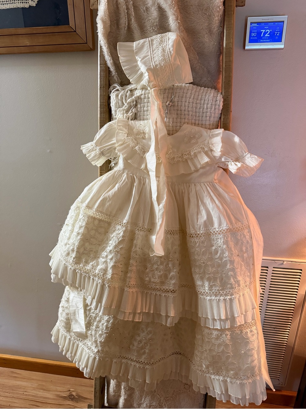 Elegant White Infant Girls' Formal Dress with Lace Trim